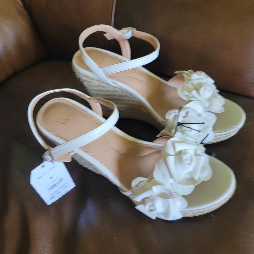 NWT Size 9 Time and Tru Women's Off-White Floral Sandals
